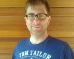 Carsten Jaskula (28).<br><br>
Studienfach: Kath. Religionslehre & Sozialwissenschaften (HRSGE).<br><br>
Für eine KSHG, in der wir gerne...die Vision von einer synodalen Kirche, die nicht top-down organisiert sein möchte, leben, sondern die darauf vertraut, dass Gottes guter Geist durch jede:n sprechen kann und auch spricht.<br><br>
Den Wähler:innen möchte ich mitteilen, dass es eine – wenn auch rare, aber dennoch – tolle Möglichkeit ist, durch eine demokratische Wahl die Geschicke der Kirche zumindest hier bei uns vor Ort mitzugestalten.