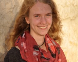 Julia Pape (26).<br><br>
Studienfach: Kath. Theologie.<br><br>
Für eine KSHG, in der wir gerne...im Leben und im Glauben miteinander unterwegs sind.<br><br>
Was man sonst noch über mich wissen sollte? Ich bin immer für ein Eis und ein Gespräch über 'Gott und die Welt' zu haben, tanze gerne Standard-Latein und Discofox, kann mich für vieles begeistern und höre gerne 'Cat Ballou' und 'Kasalla' (jetz wisst ehr och, wo ich jebore ben).