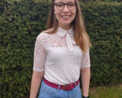 Anna Kintrup (20).<br><br>
Studienfach: Kath. Theologie & Psychologie.<br><br>
Für eine KSHG, in der wir gerne...und herzlich - wie bisher - allen Menschen ein Gefühl des Willkommenseins vermitteln.<br><br>
Ich wollte mich schon lange in der KSHG beteiligen, bin aber bisher nicht dazu gekommen. Daher würde ich mich sehr darüber freuen, mich durch ein Mandat in die KSHG einbringen zu können und so auch die Ratsarbeit kennenzulernen.